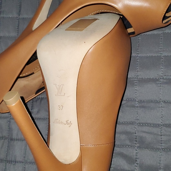Louis Vuitton Oh Really Tan Leather Heels w/Lock - Picture 4 of 4